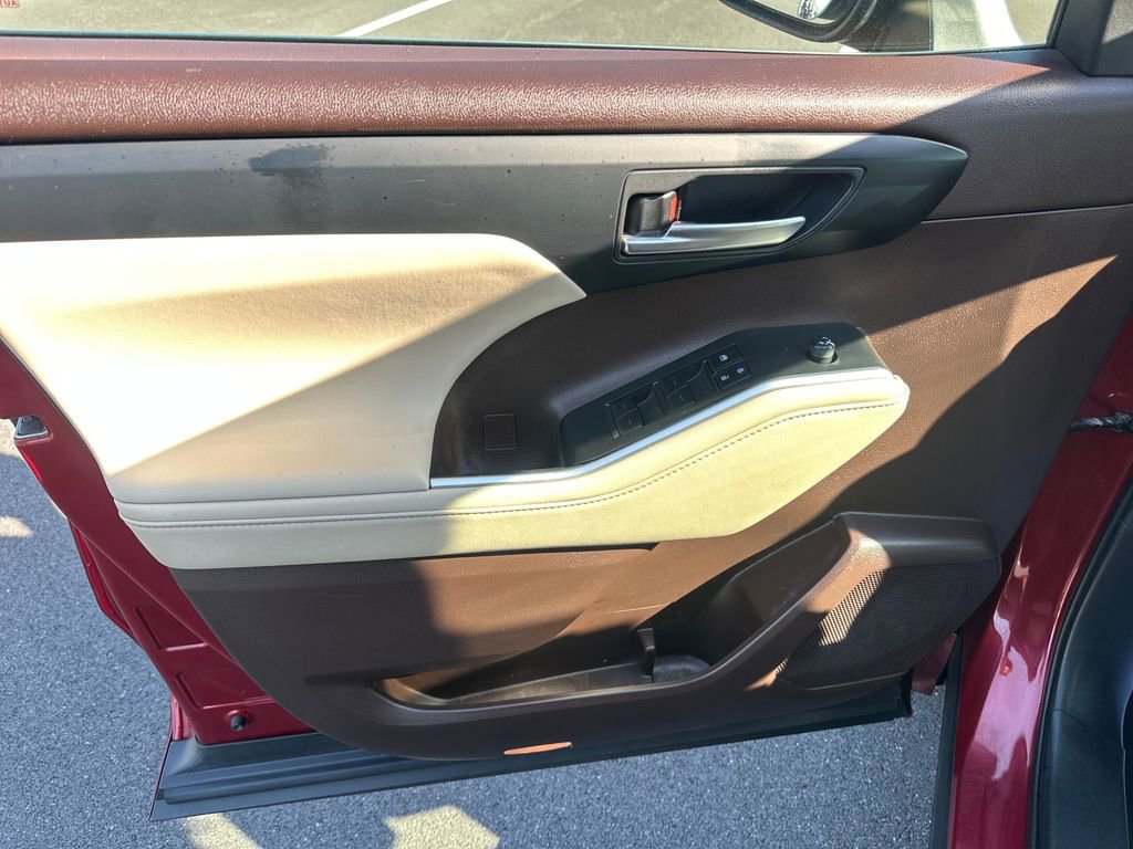 Used 2020 Toyota Highlander XLE AWD/4WD image 14