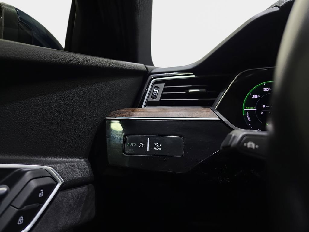 Used 2019 Audi e-tron Prestige w/ Prestige Package AWD/4WD image 27