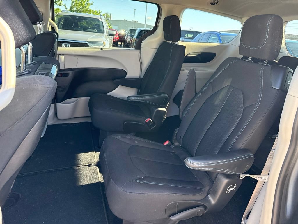 Used 2021 Chrysler Pacifica Touring w/ Uconnect Theater Family Group FWD image 14