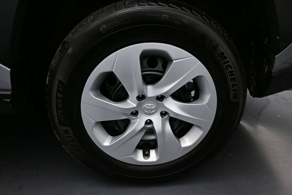 Used 2025 Toyota RAV4 LE AWD/4WD image 25