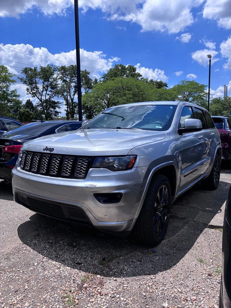 Used 2018 Jeep Grand Cherokee Altitude AWD/4WD image 2