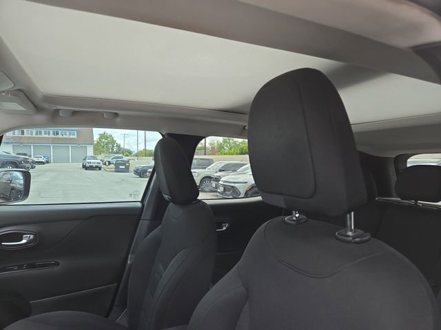 Used 2018 Jeep Renegade Latitude w/ Safety & Security Group FWD image 4