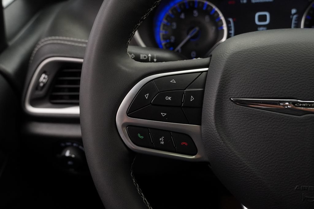 Certified 2025 Chrysler Pacifica Select AWD/4WD image 35