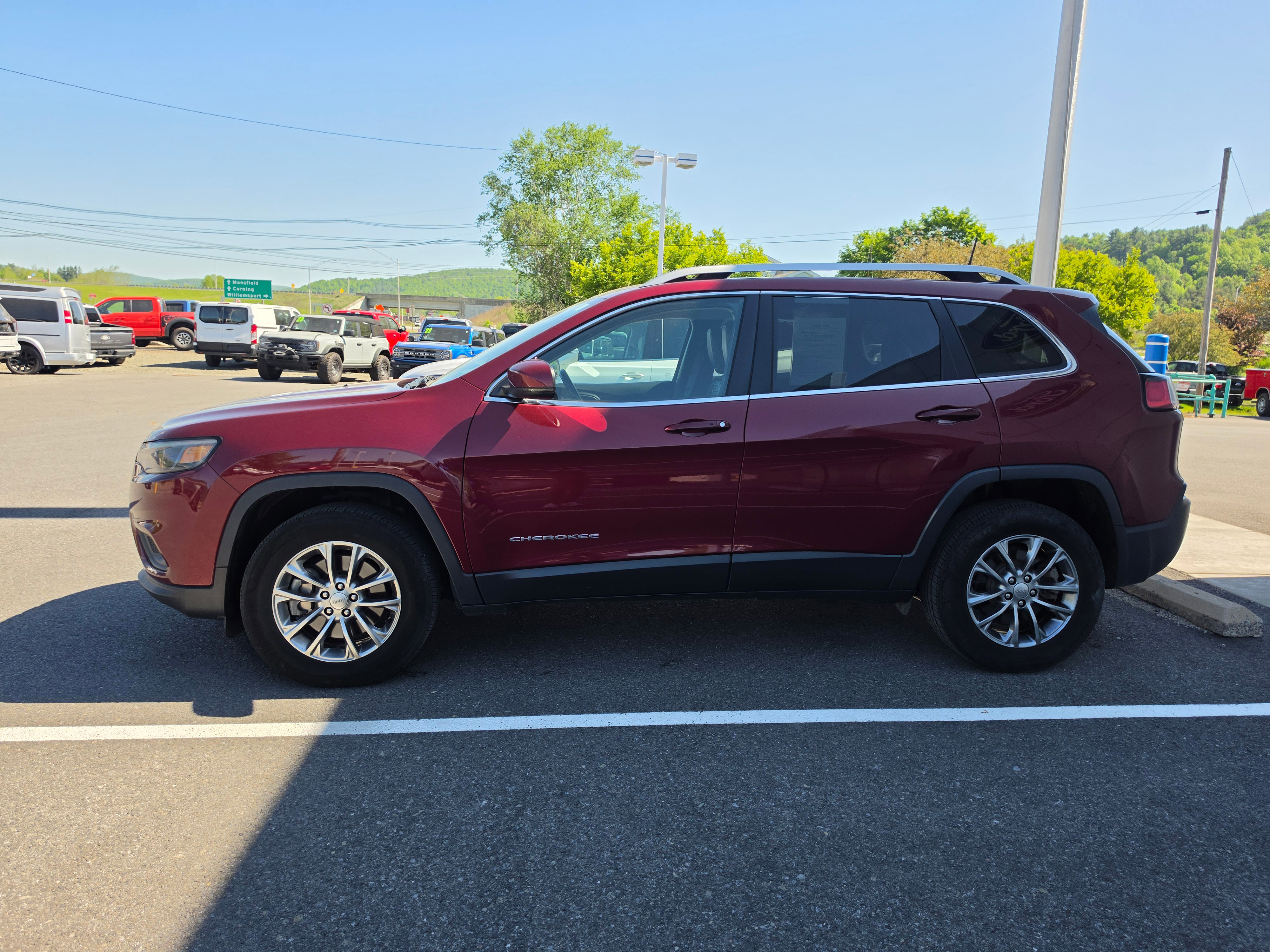 Used 2020 Jeep Cherokee Latitude Plus w/ Cold Weather Group AWD/4WD image 7