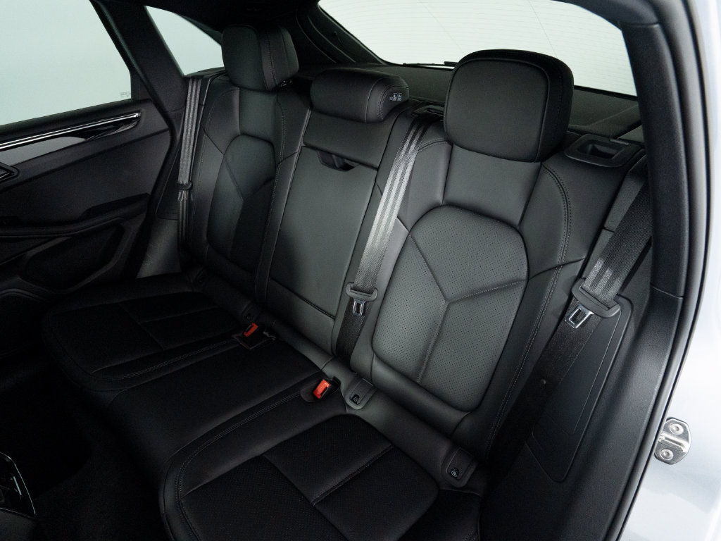 Certified 2026 Porsche Macan AWD/4WD image 43