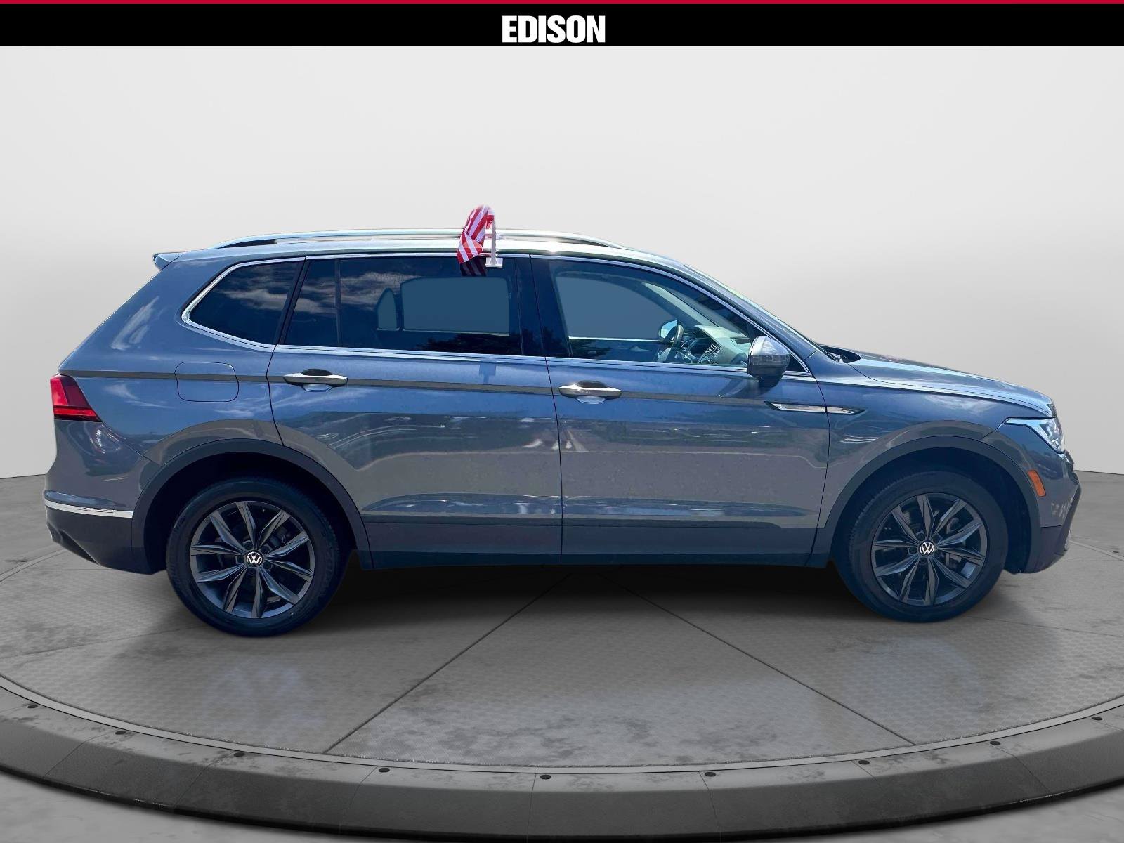 Used 2023 Volkswagen Tiguan SE w/ Panoramic Sunroof Package AWD/4WD image 3
