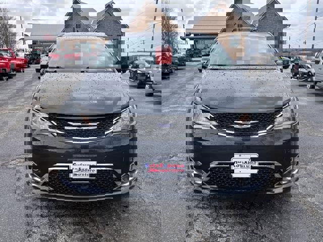 Used 2020 Chrysler Pacifica Touring w/ Advanced Safetytec Group image 2