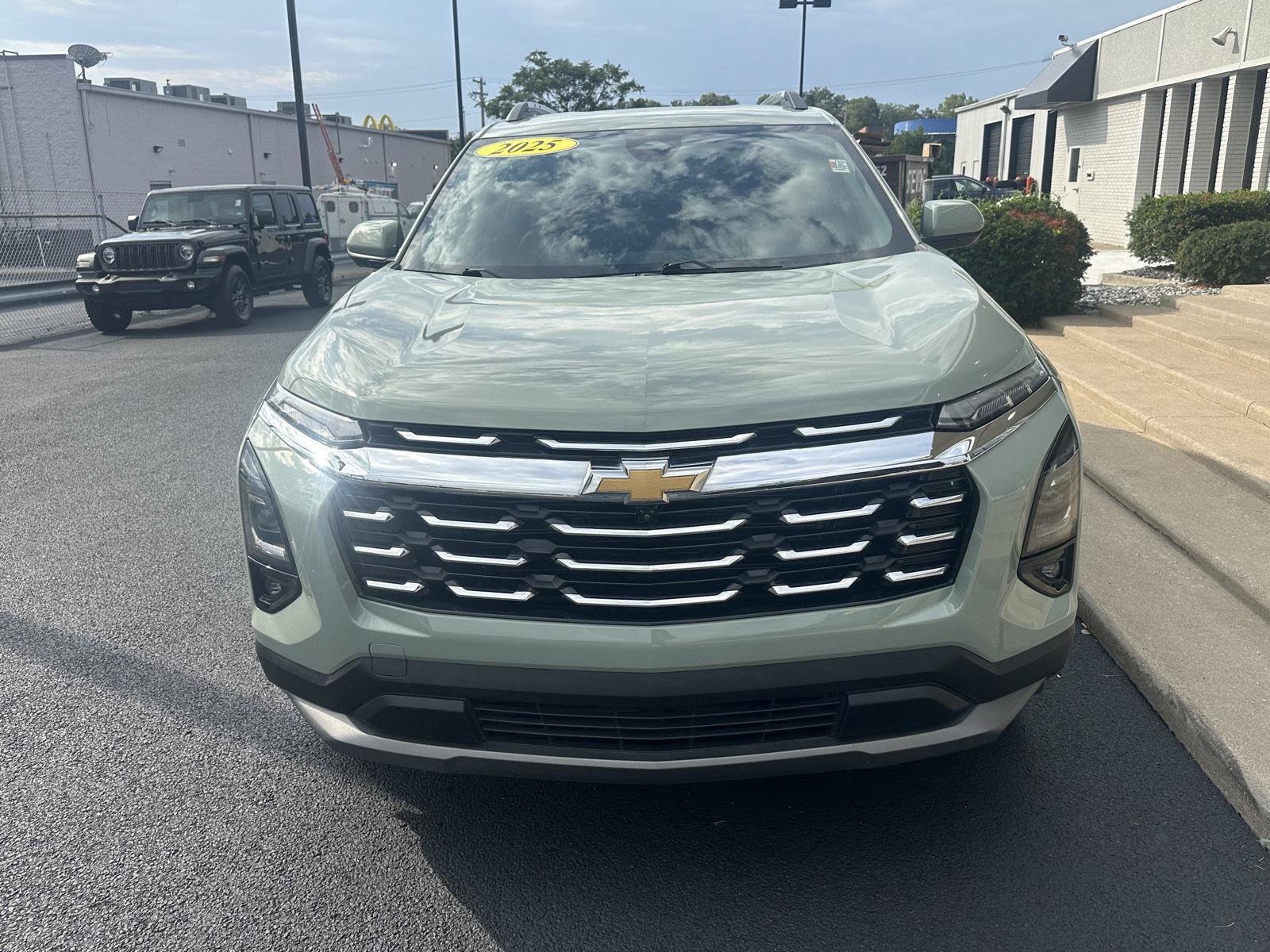 Used 2025 Chevrolet Equinox LT w/ Convenience Package II AWD/4WD image 4
