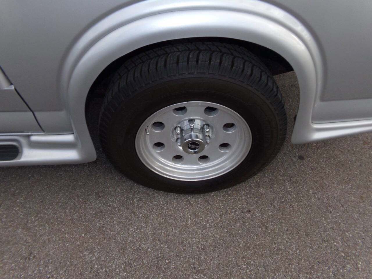 Used 2010 GMC Savana 1500 w/ Preferred Equipment Group image 37