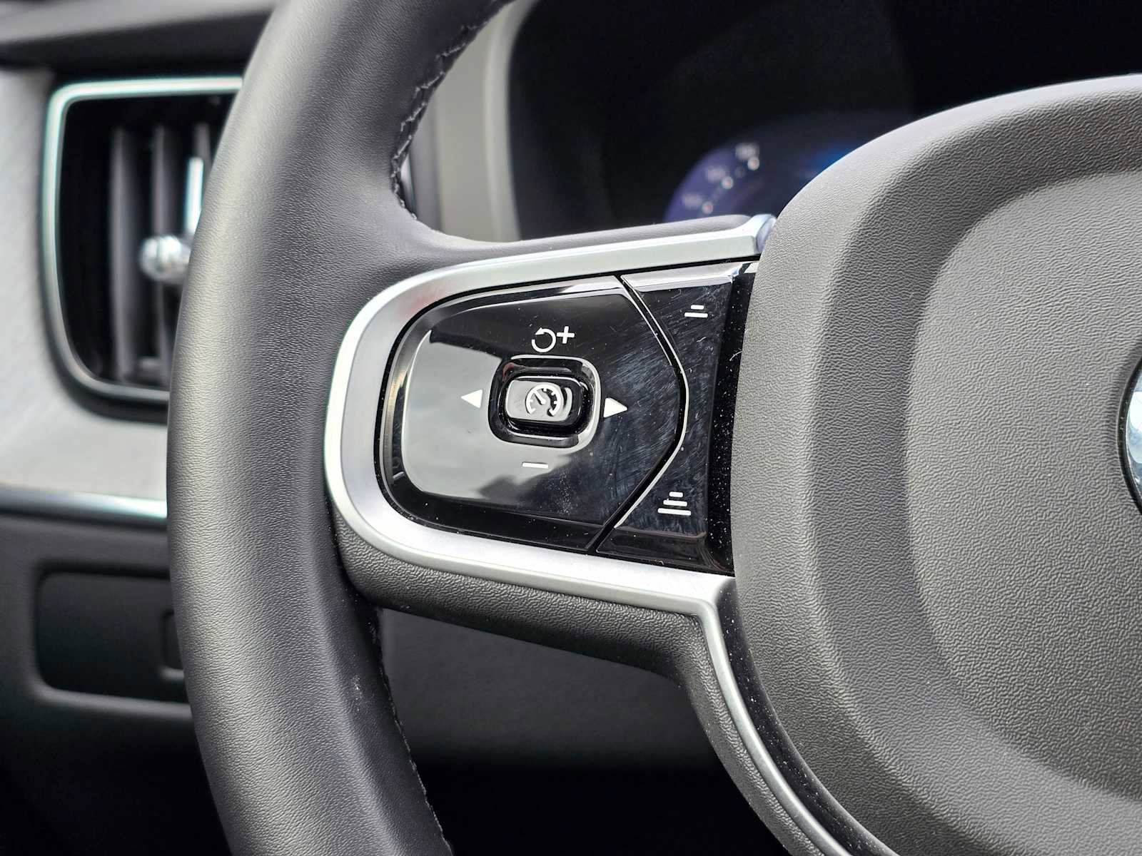 Certified 2025 Volvo XC60 B5 Plus image 29