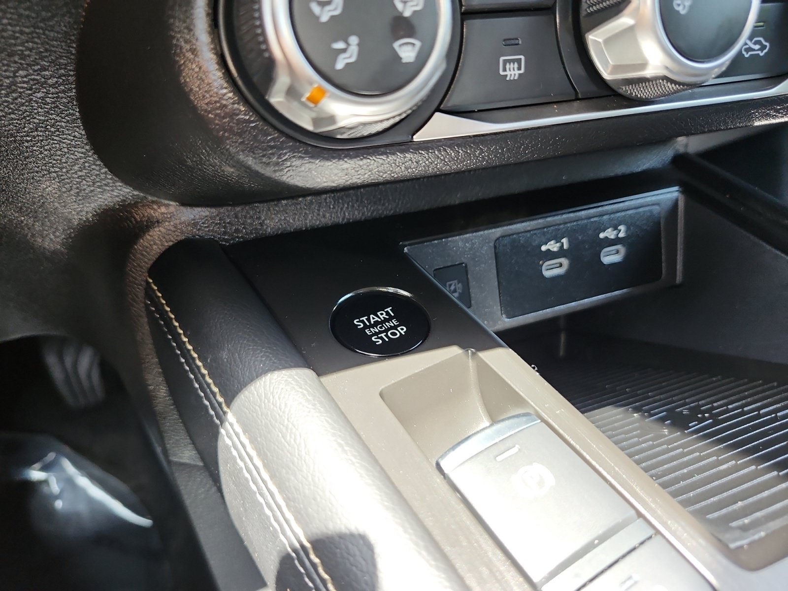 Used 2025 Nissan Kicks SV AWD/4WD image 19
