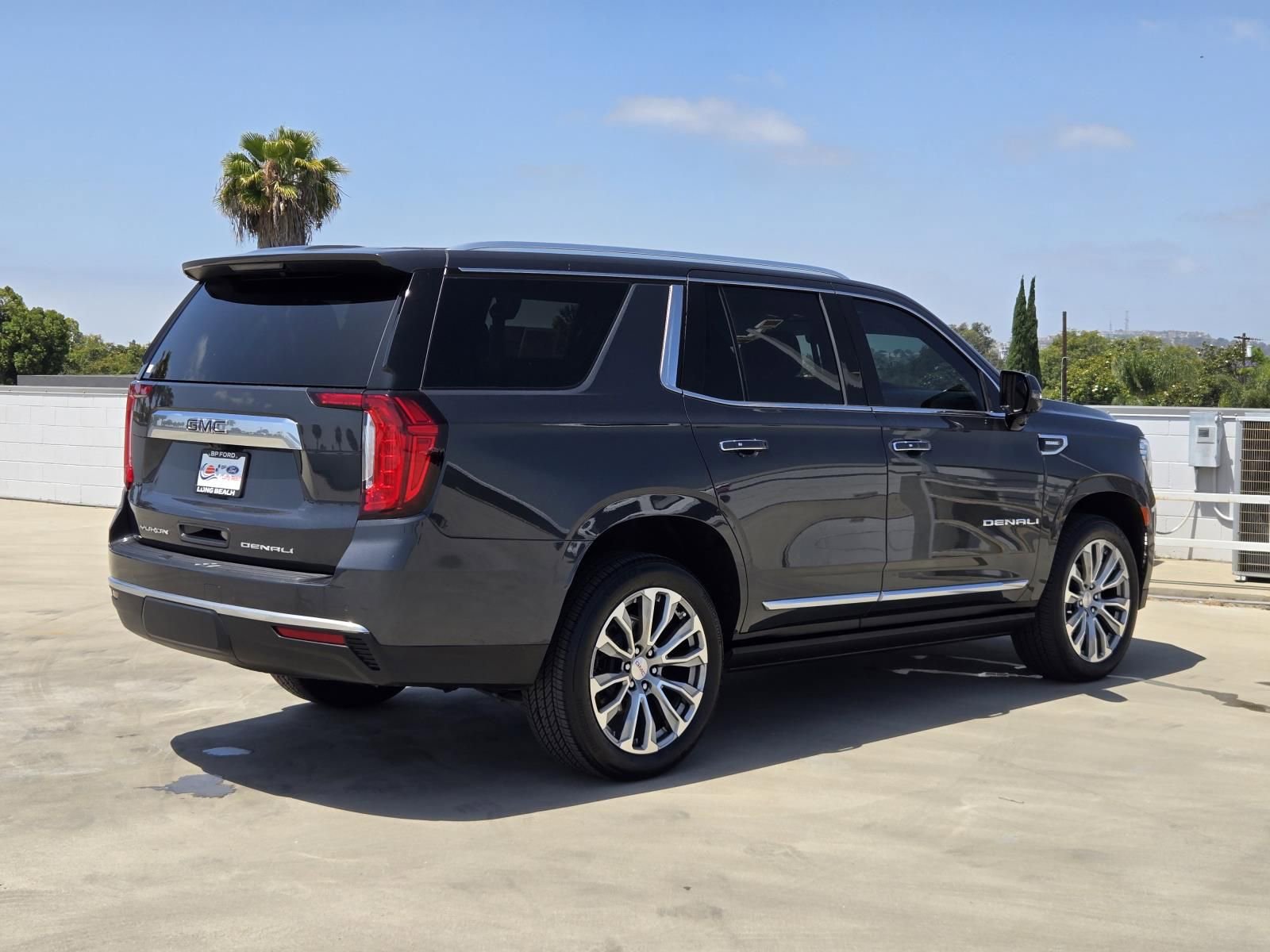 Used 2022 GMC Yukon Denali w/ Denali Premium Package AWD/4WD image 4