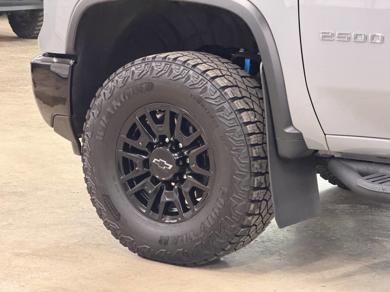 Used 2025 Chevrolet Silverado 2500 ZR2 w/ Technology Package image 16