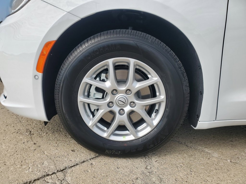 New 2026 Chrysler Pacifica Select image 10