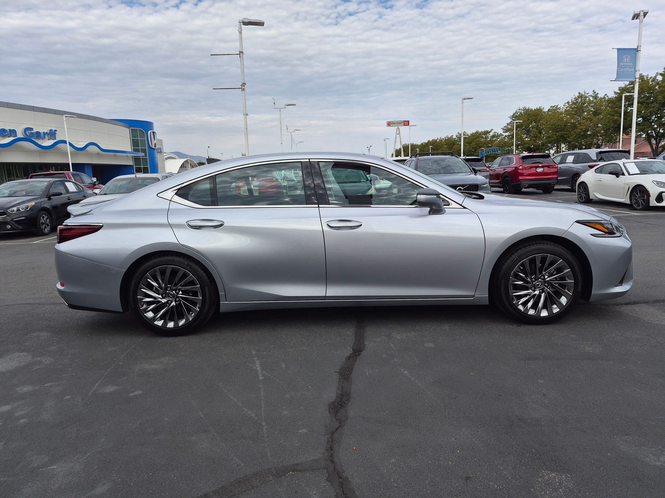 Used 2025 Lexus ES 350 Ultra Luxury FWD image 2