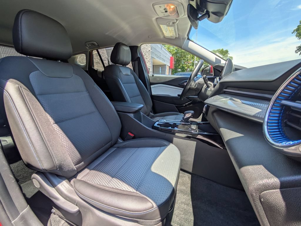 Used 2025 Chevrolet Trax LT w/ LT Convenience Package FWD image 30