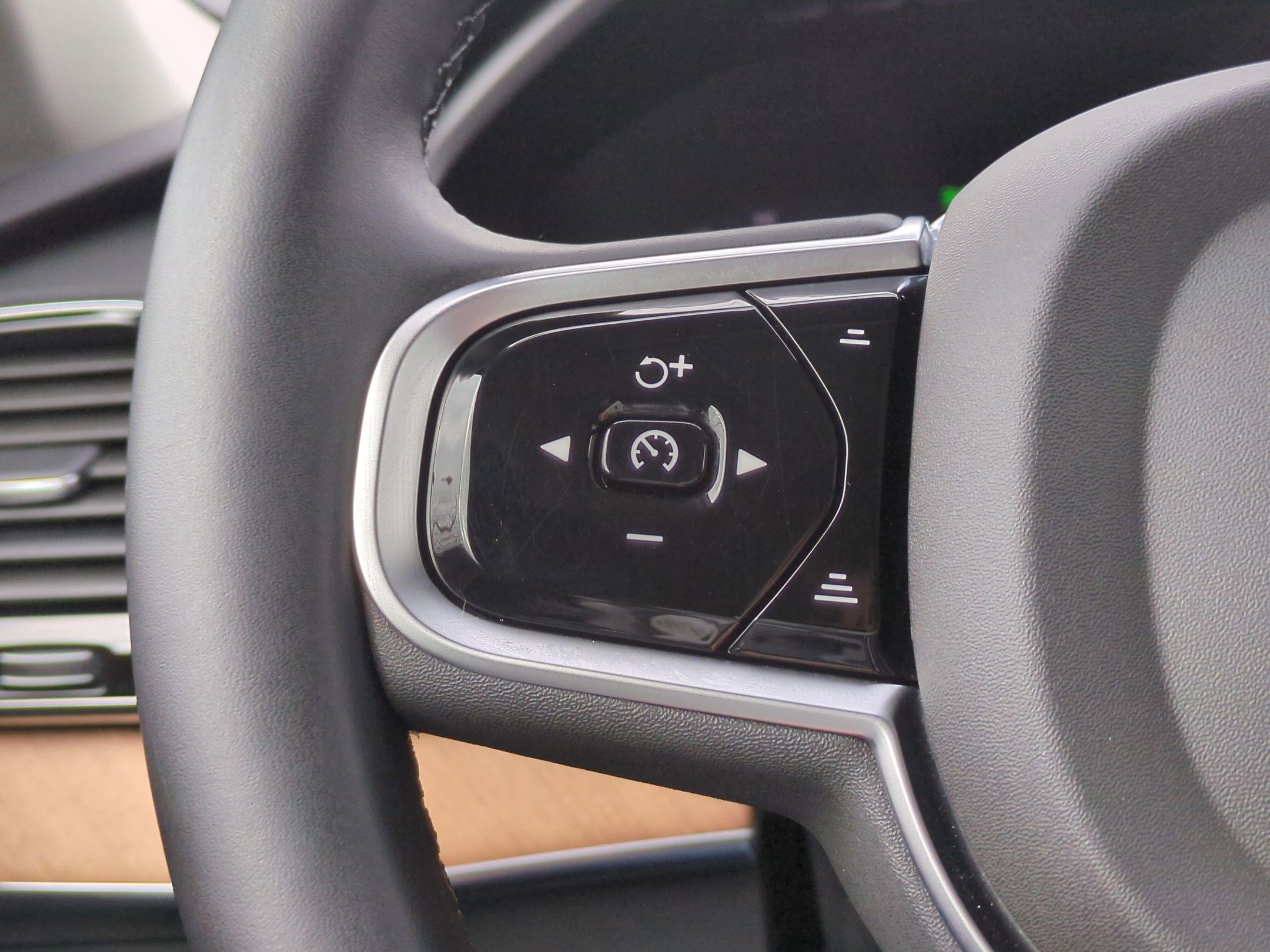 Used 2025 Volvo XC90 B6 Plus image 17