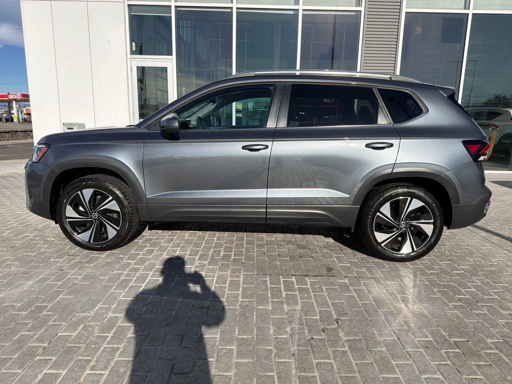 Certified 2025 Volkswagen Taos SE image 3