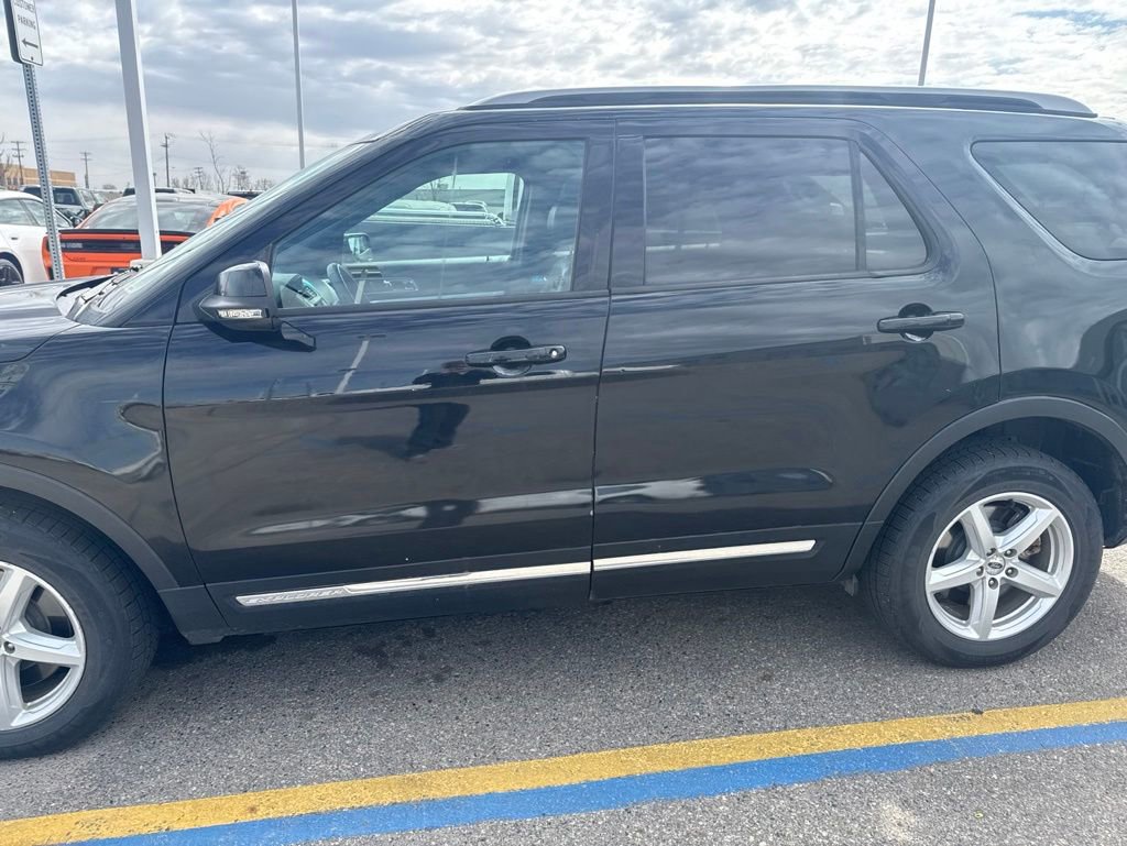 Used 2016 Ford Explorer XLT w/ Equipment Group 202A AWD/4WD image 4
