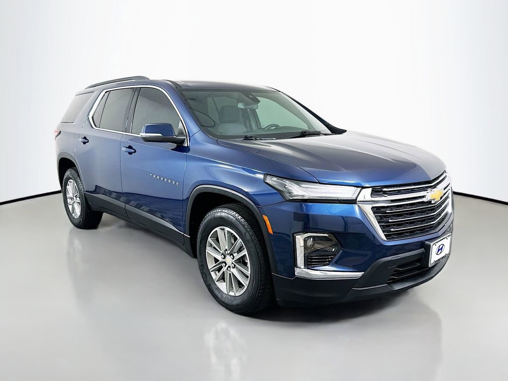 Used 2023 Chevrolet Traverse LT image 3