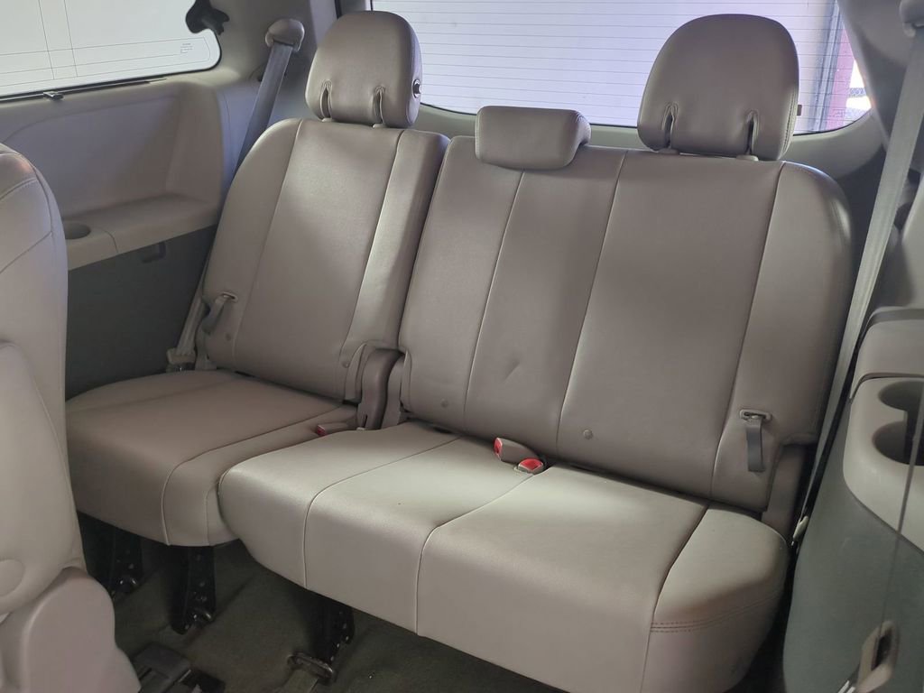 Used 2016 Toyota Sienna XLE FWD image 16