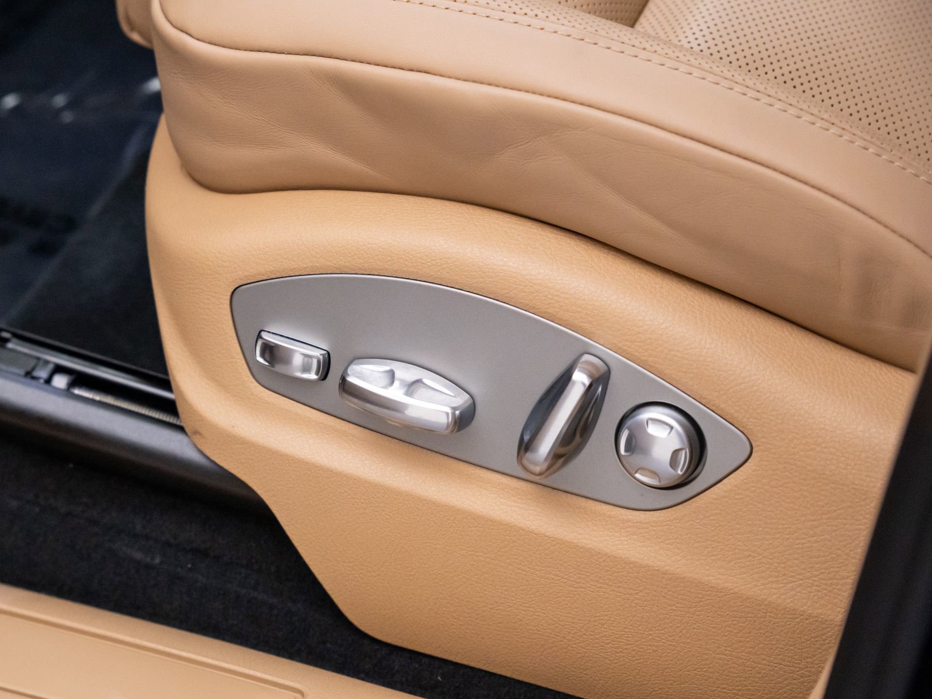 Certified 2025 Porsche Macan image 16