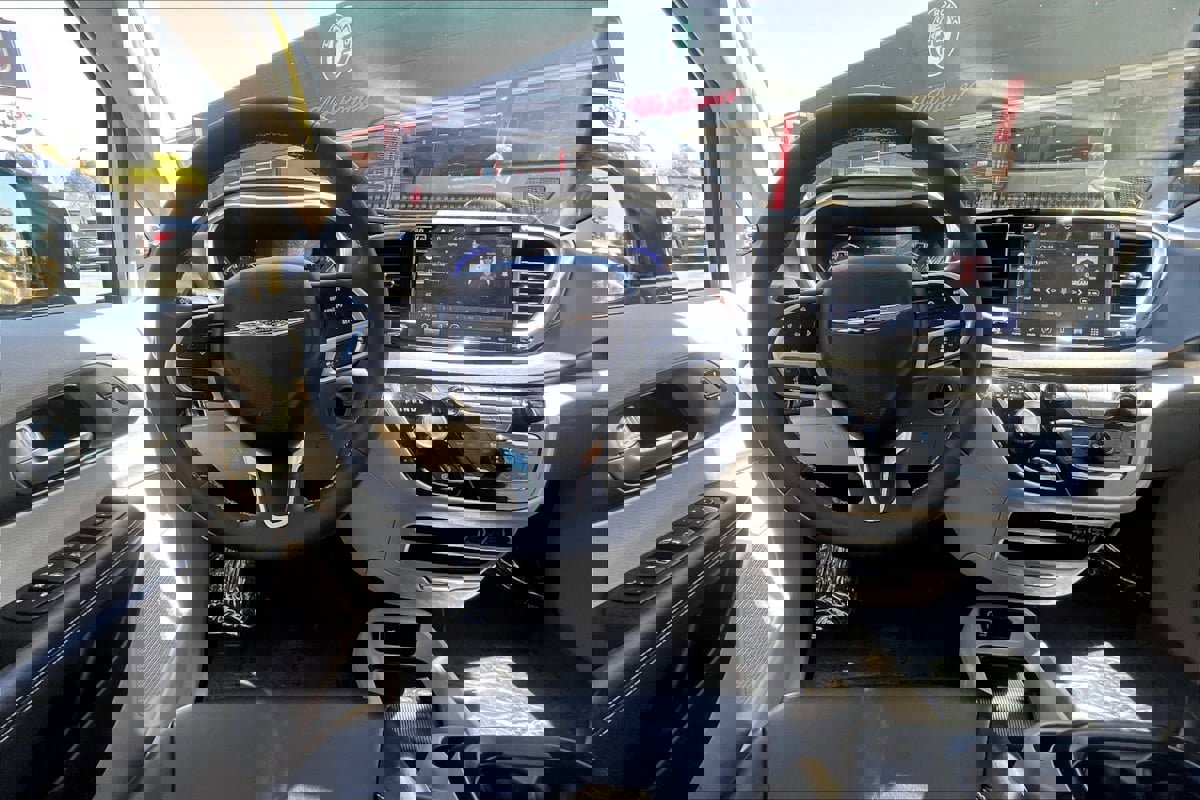 Used 2024 Chrysler Pacifica Touring-L image 5