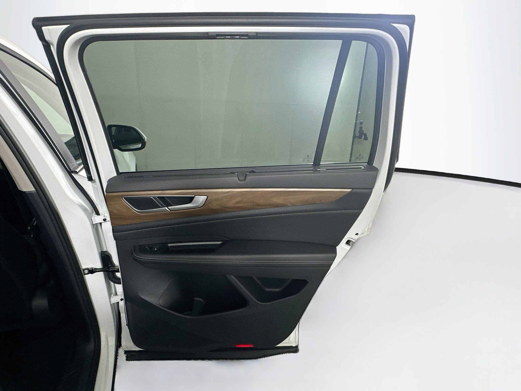 Used 2025 Volkswagen Atlas SE FWD image 32