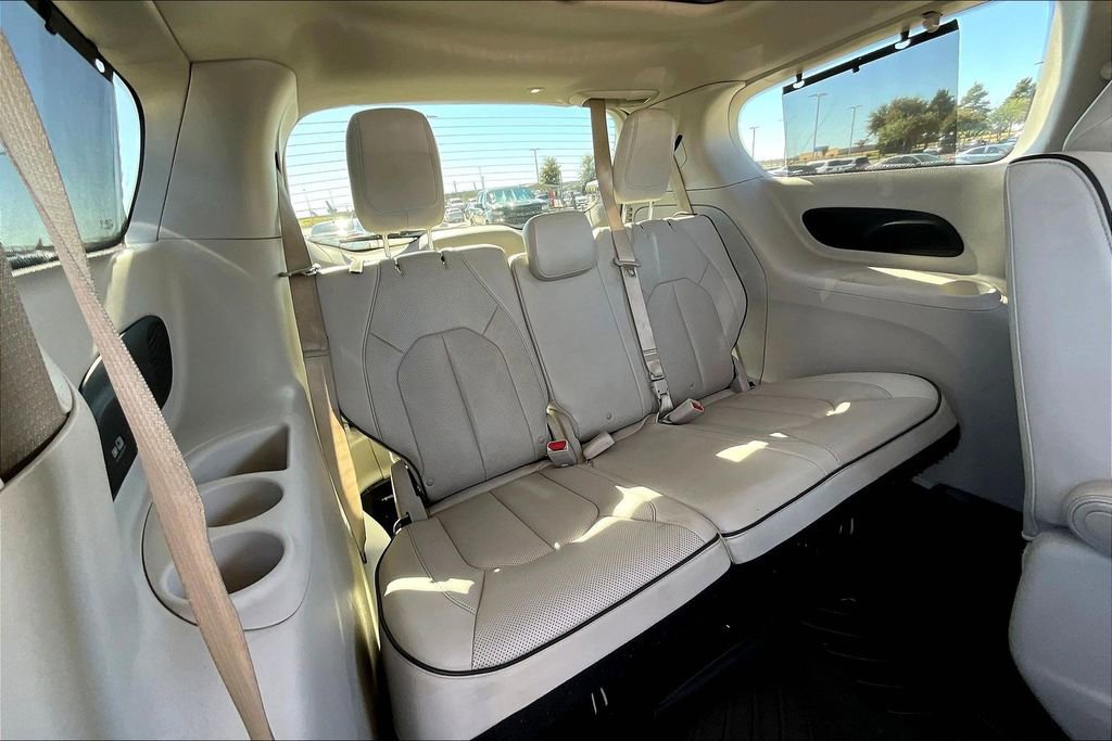 Used 2018 Chrysler Pacifica Limited image 34