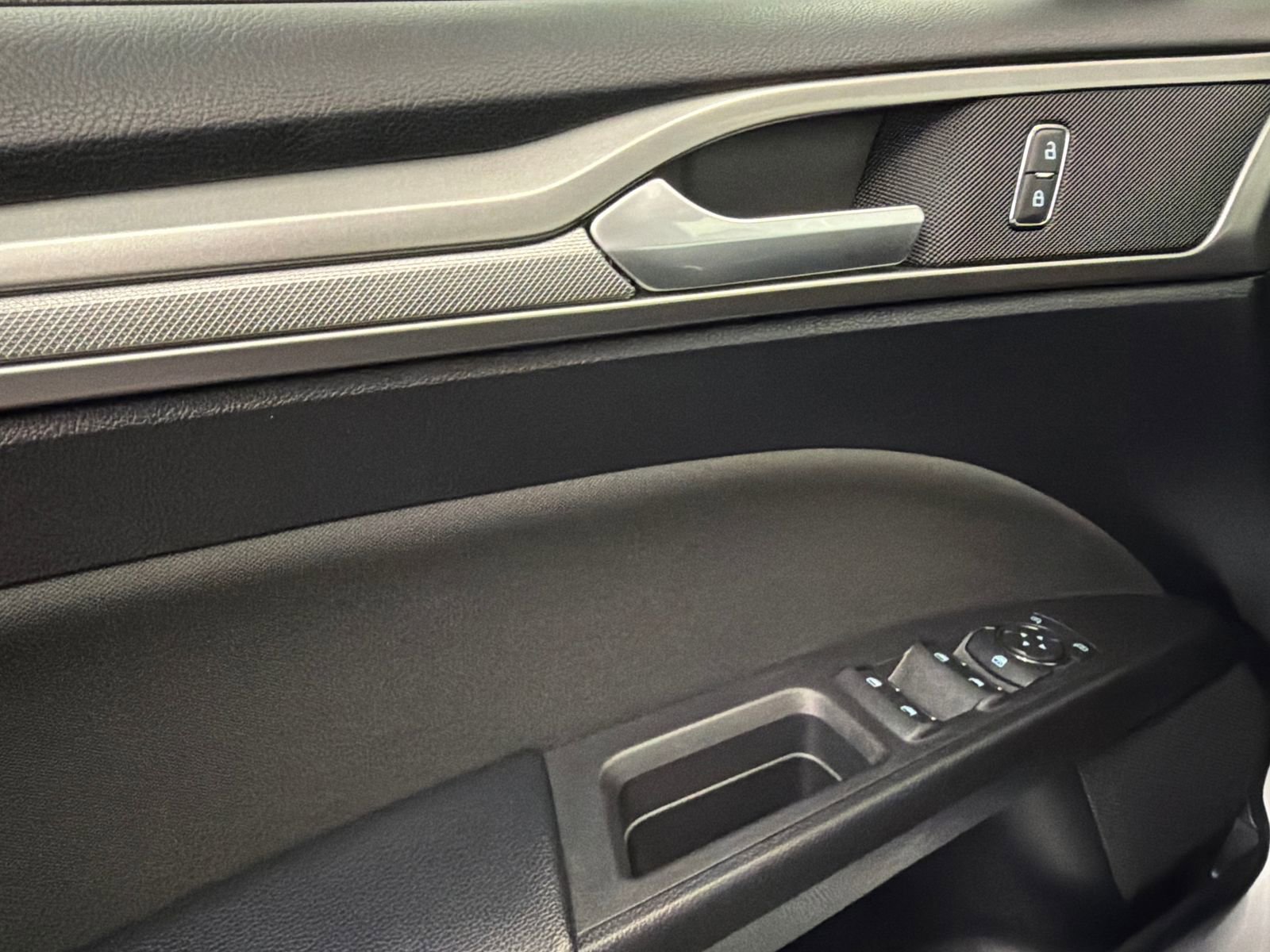 Used 2018 Ford Fusion SE w/ Fusion SE Technology Package FWD image 30