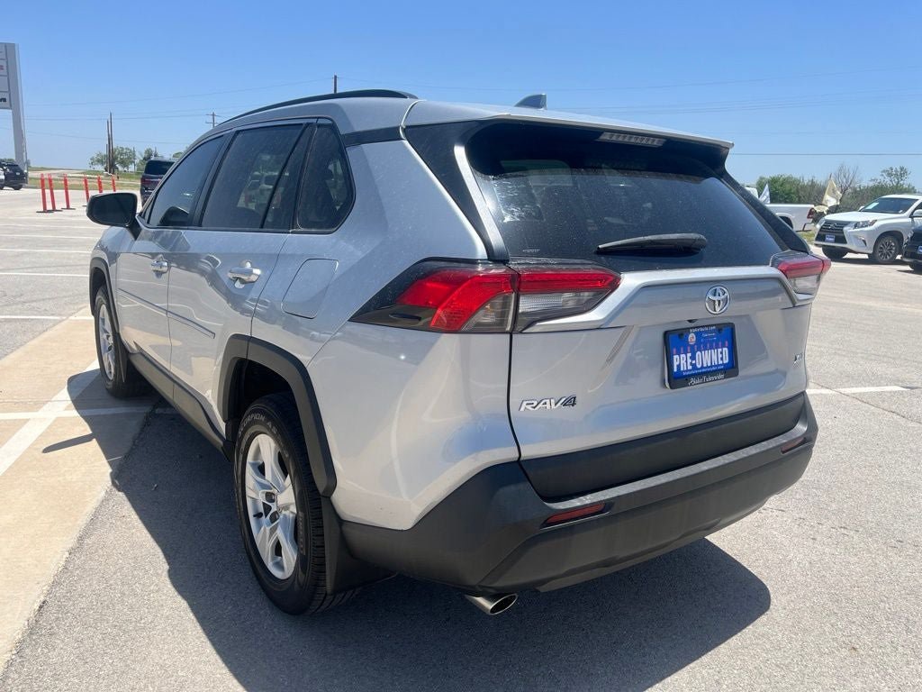 Used 2021 Toyota RAV4 XLE w/ Convenience Package FWD image 3