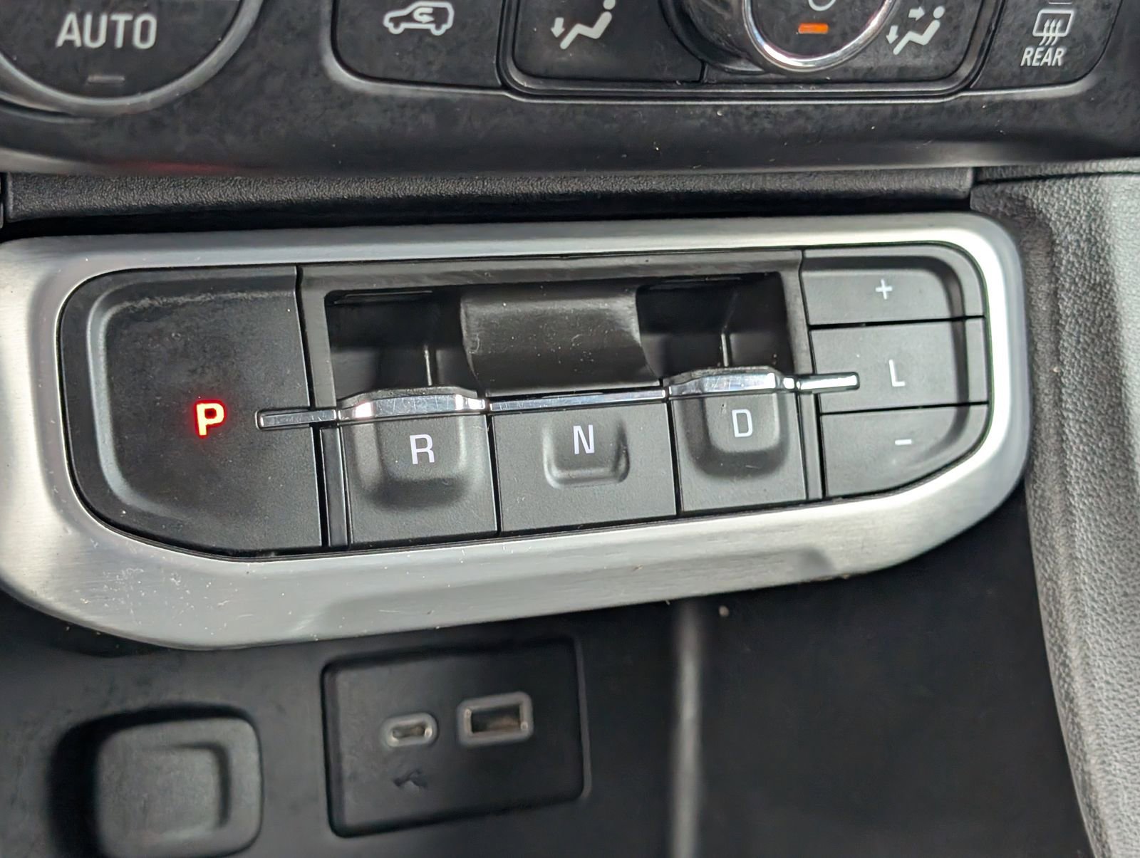 Used 2020 GMC Acadia SLE w/ Driver Convenience Package FWD image 8