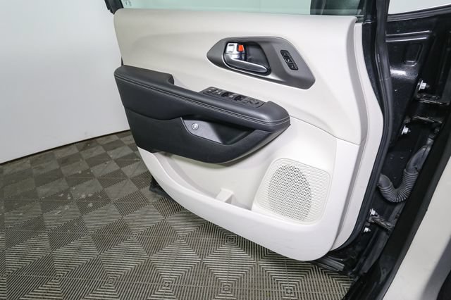 Used 2023 Chrysler Pacifica Touring-L FWD image 38