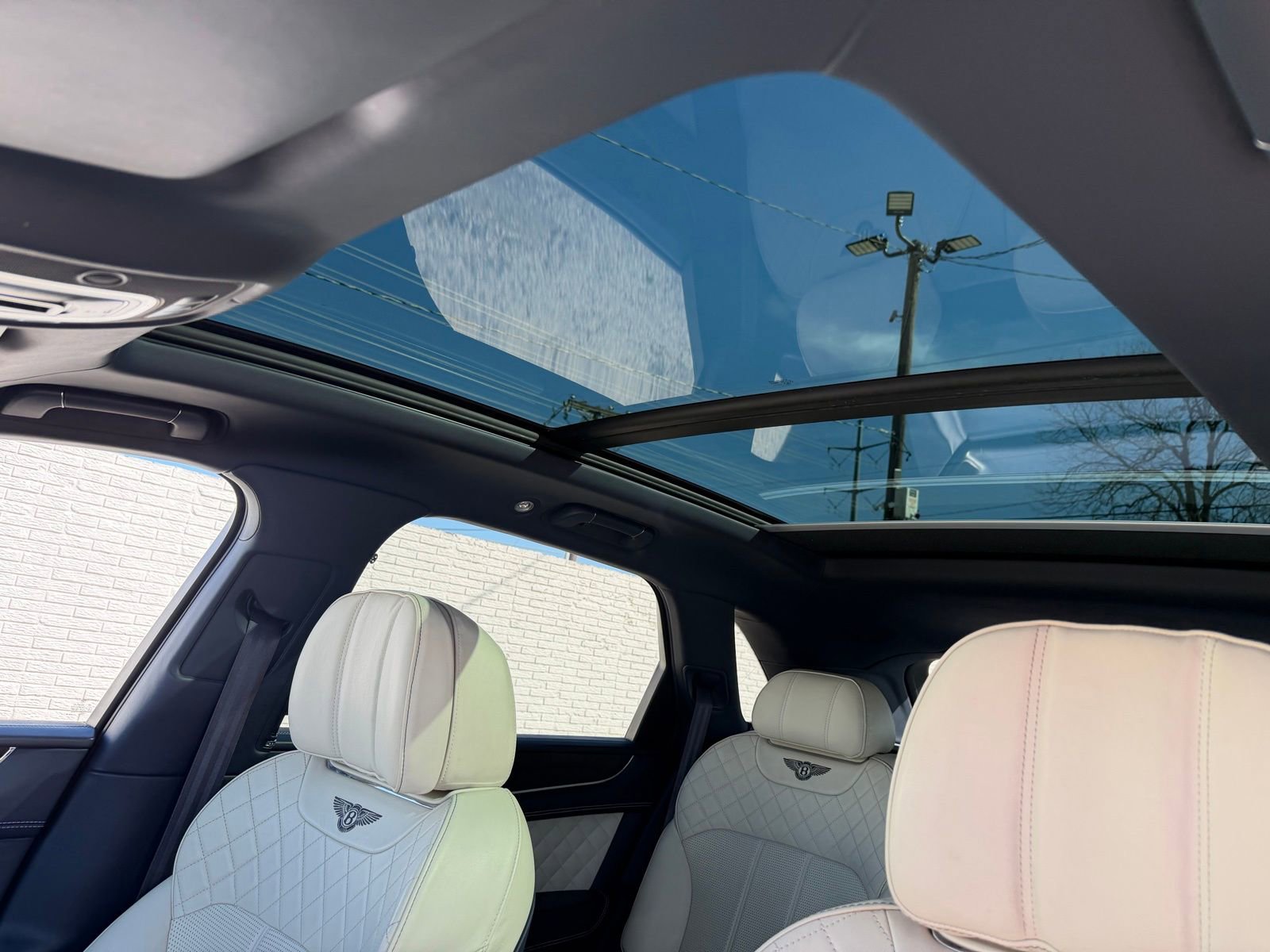 Used 2019 Bentley Bentayga image 25