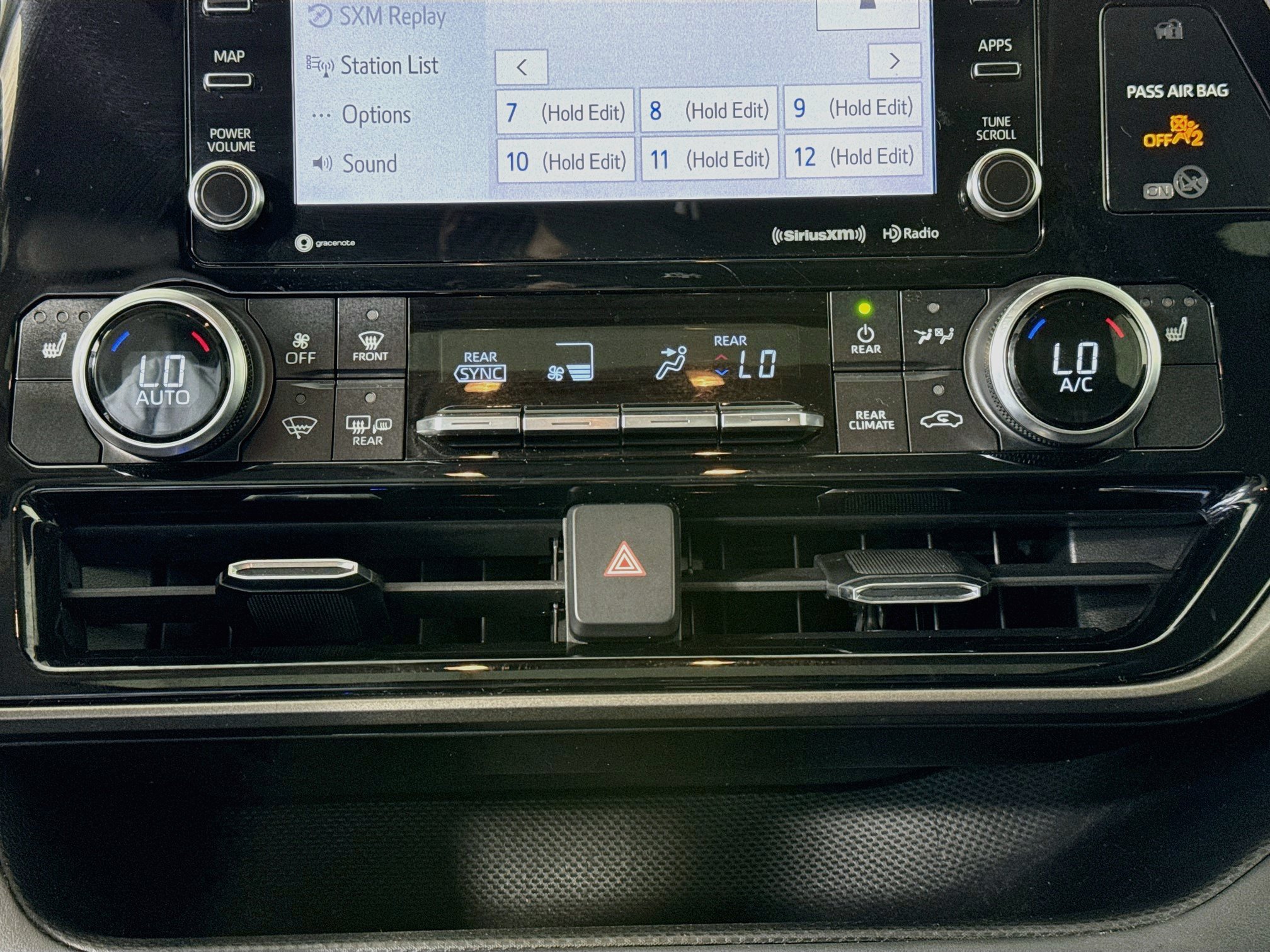 Used 2022 Toyota Highlander XLE AWD/4WD image 15