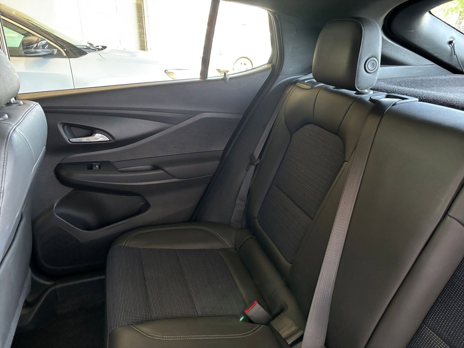 Used 2025 Buick Envista Preferred image 38