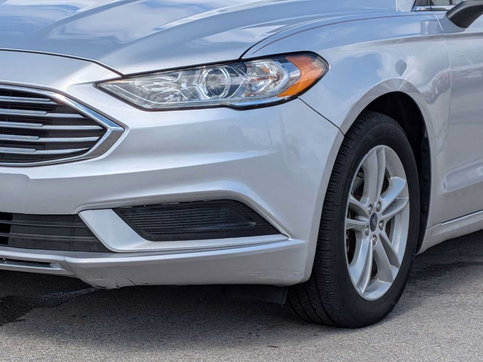 Used 2018 Ford Fusion SE w/ Fusion SE Technology Package FWD image 12