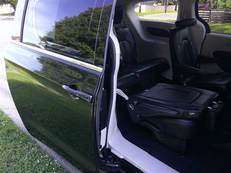 Used 2023 Chrysler Pacifica Touring-L FWD image 21