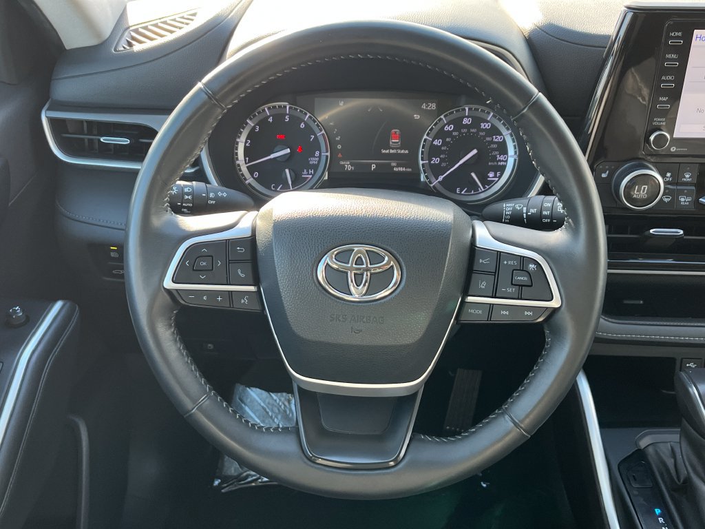 Used 2022 Toyota Highlander XLE FWD image 14