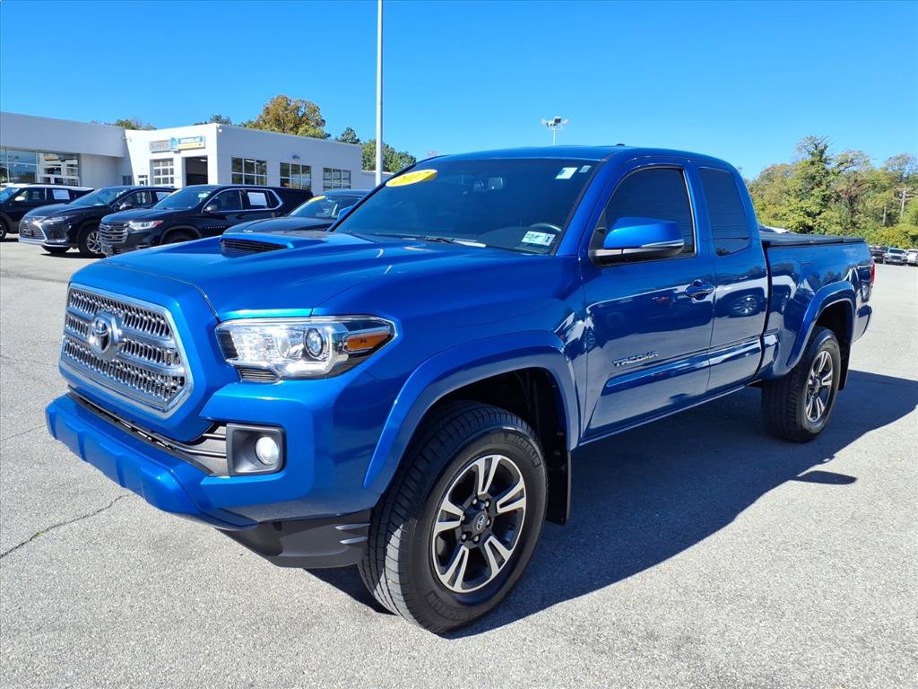 Used 2017 Toyota Tacoma TRD Sport AWD/4WD image 8