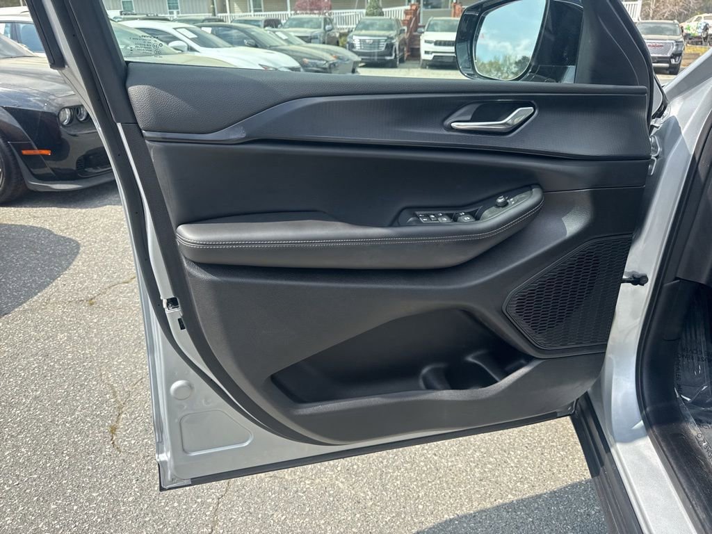 Used 2024 Jeep Grand Cherokee Altitude image 25