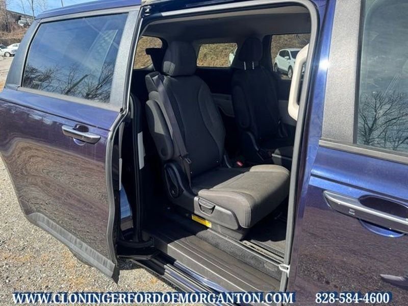 Used 2023 Kia Carnival LX image 15