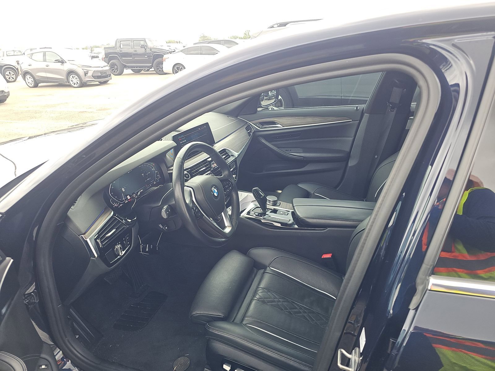 Used 2020 BMW 530e xDrive w/ Premium Package AWD/4WD image 3