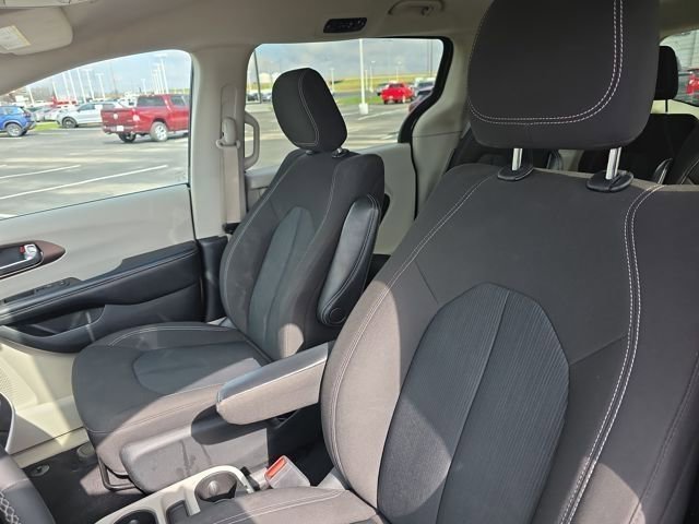Used 2022 Chrysler Voyager LX FWD image 13