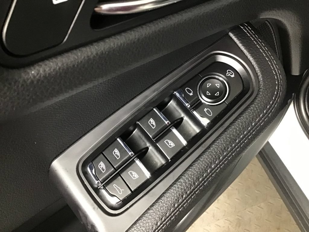 Certified 2024 Porsche Macan AWD/4WD image 30