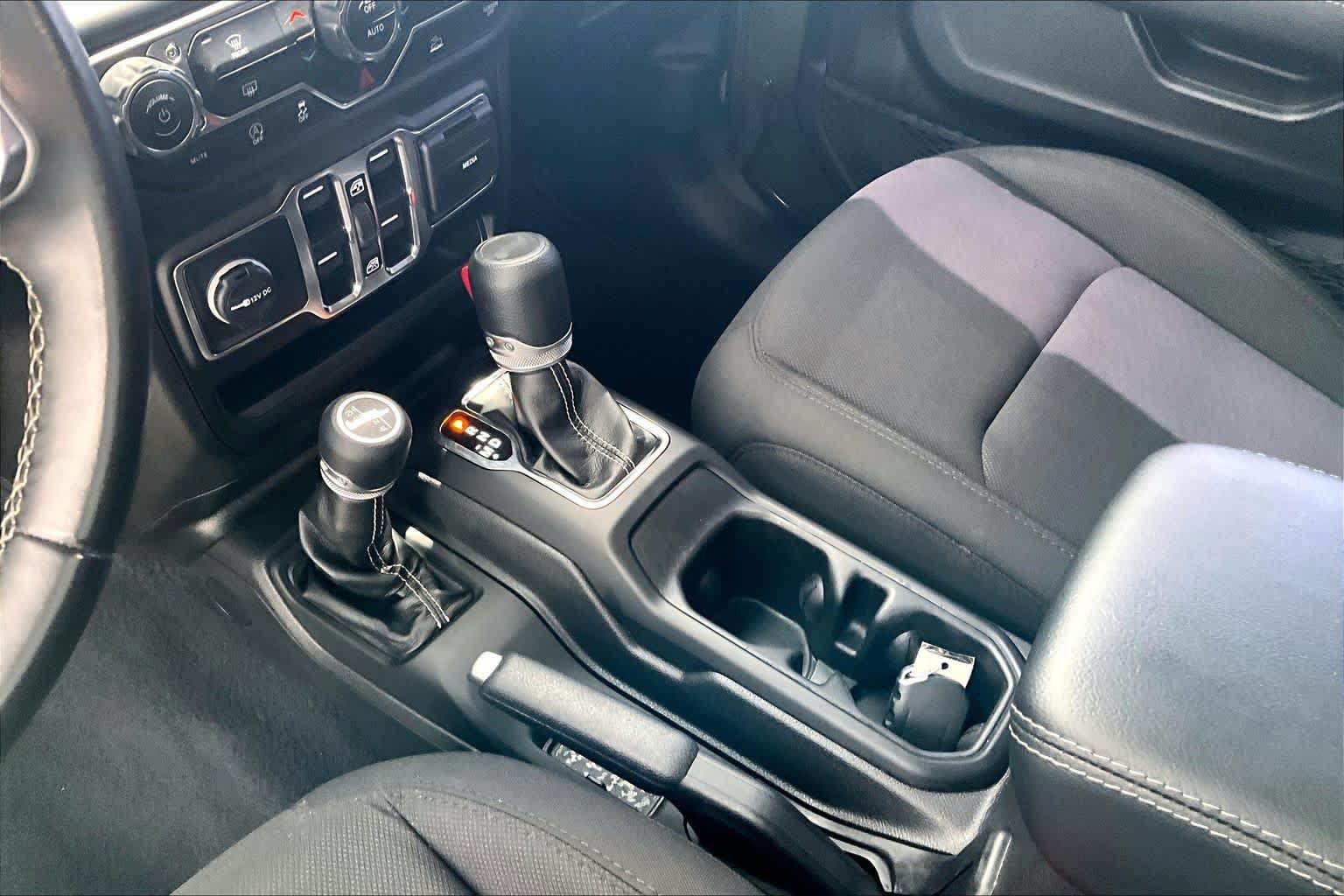 Used 2022 Jeep Wrangler Unlimited Sahara AWD/4WD image 16