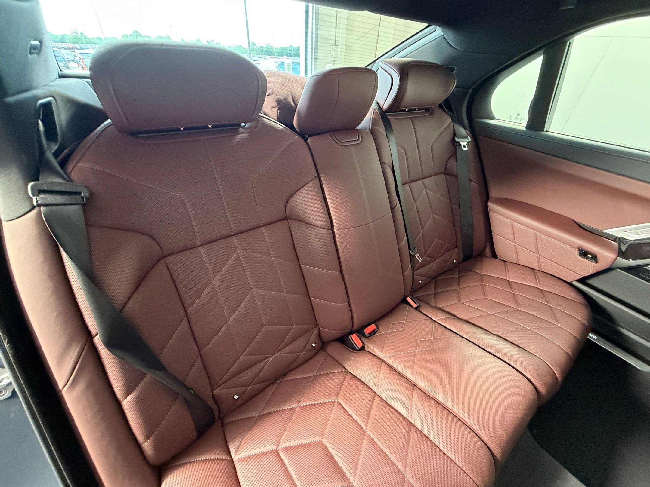 Used 2023 BMW i7 xDrive60 AWD/4WD image 33