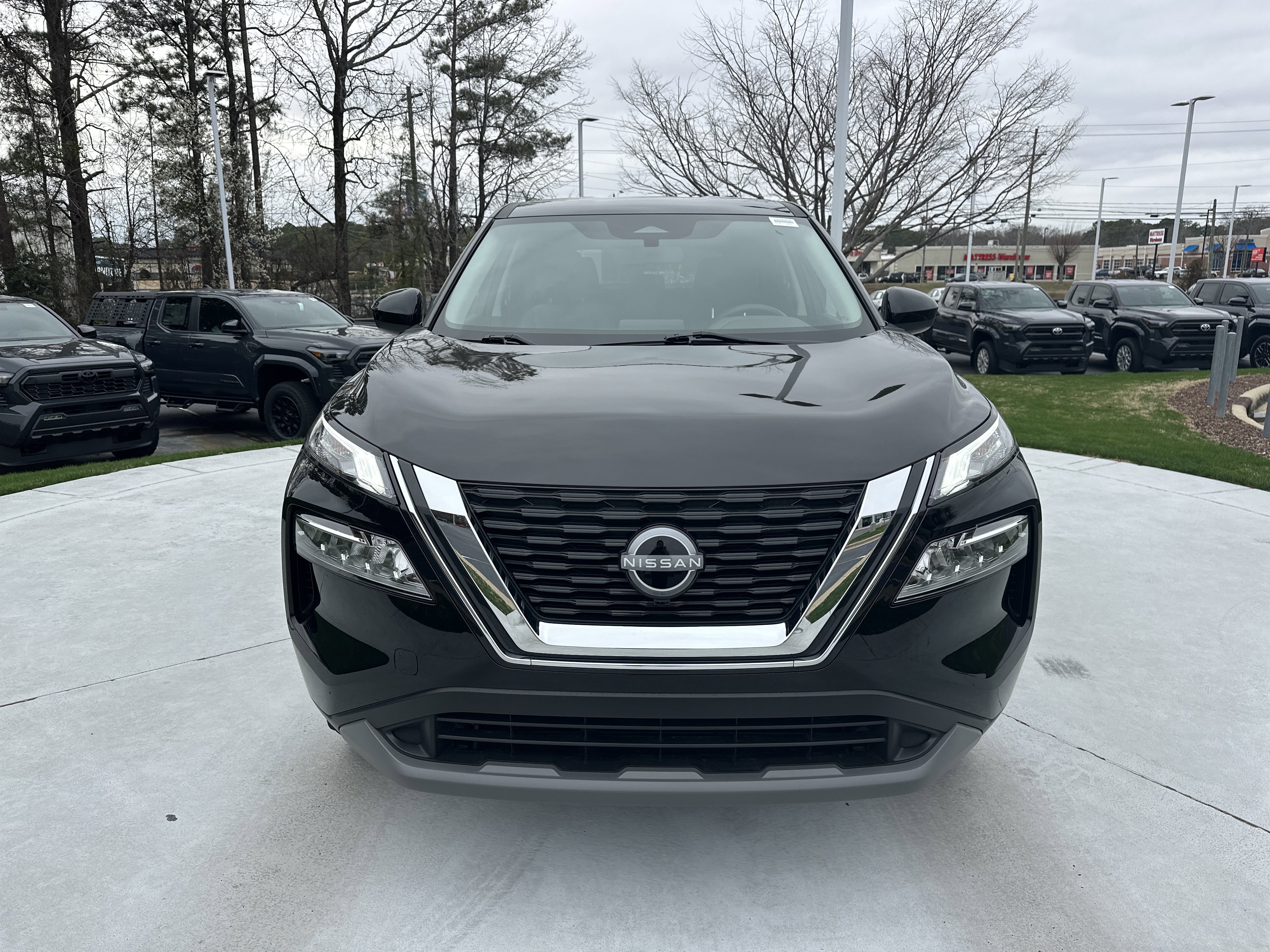 Used 2023 Nissan Rogue SV image 3