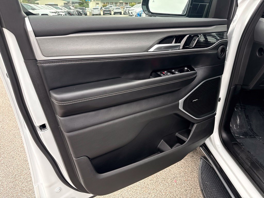 Certified 2025 Jeep Wagoneer 4WD image 18