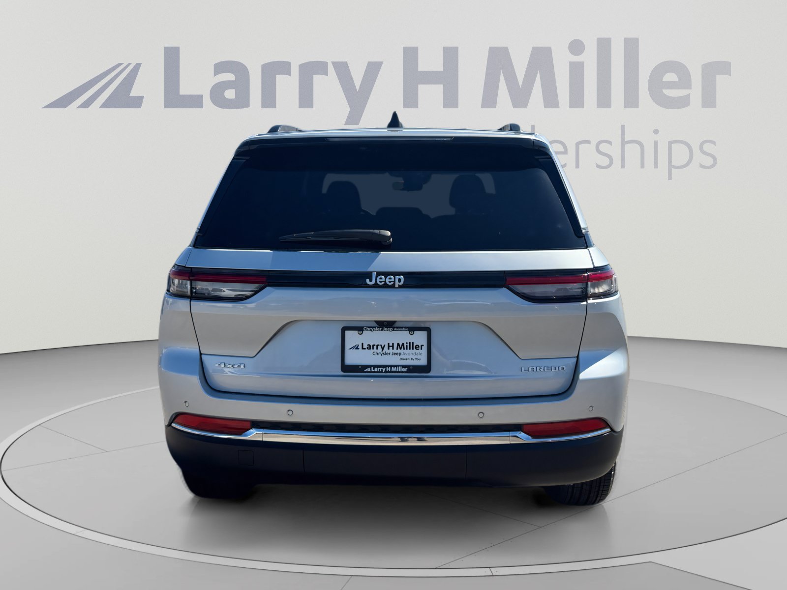 Used 2025 Jeep Grand Cherokee Laredo w/ Luxury Tech Group I AWD/4WD image 4